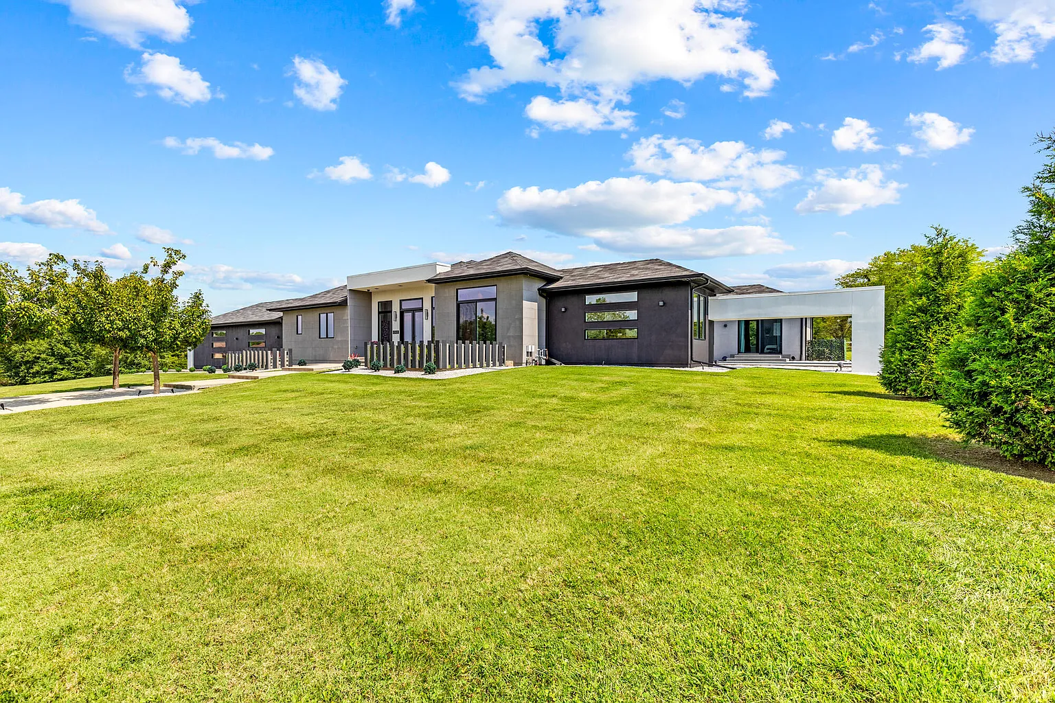 Luxury Estate in Springfield, MO: A Private Oasis at 6298 E Summit View Drive