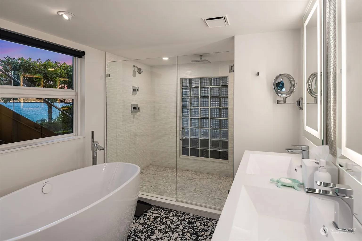 Luxury Lakeside Living in Seattle: 808 Lakeside Avenue S, A Modern Retreat with Stunning Views