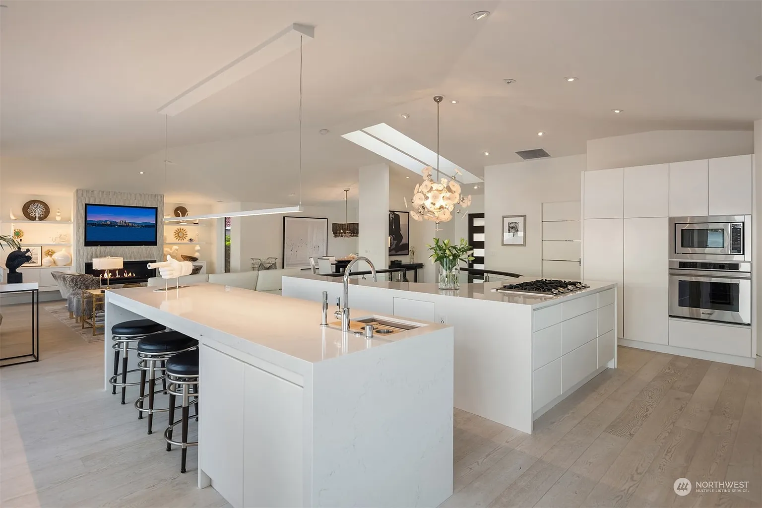 Luxury Lakeside Living in Seattle: 808 Lakeside Avenue S, A Modern Retreat with Stunning Views