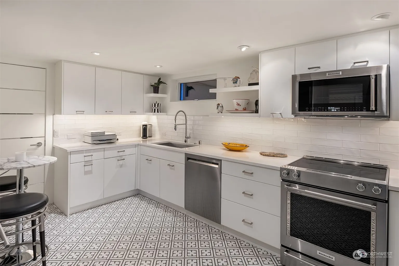 Luxury Lakeside Living in Seattle: 808 Lakeside Avenue S, A Modern Retreat with Stunning Views